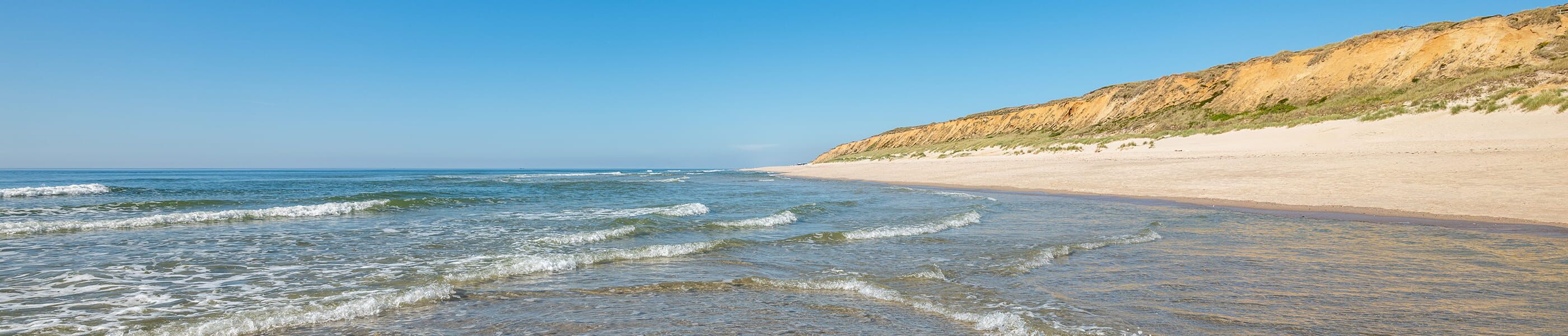 Küstenlandschaft auf Sylt mit Steilküste, Sandstrand und Nordsee