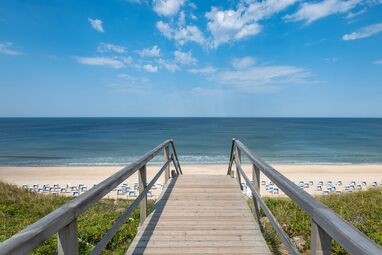 Aussicht auf die Nordsee von einer Ferienwohnung mit Meerblick auf Sylt – Strandzugang und blauer Himmel