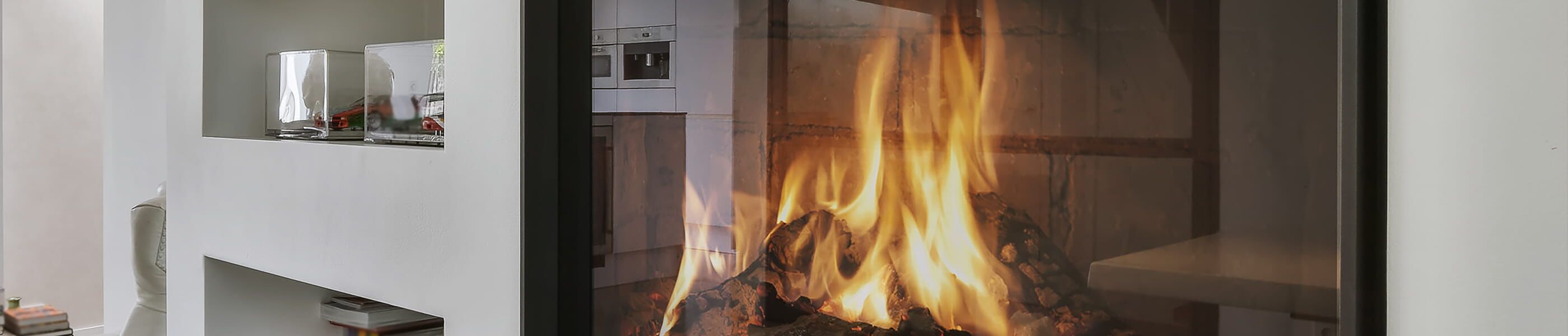 Brennender Kamin im Wohnbereich