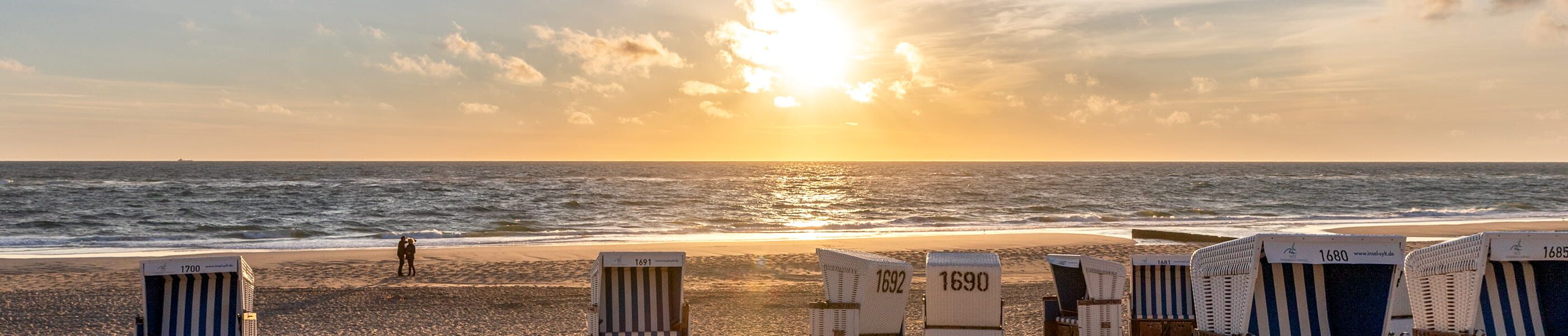 Strandkörbe auf Sylt bei Sonnenuntergang an der Nordsee