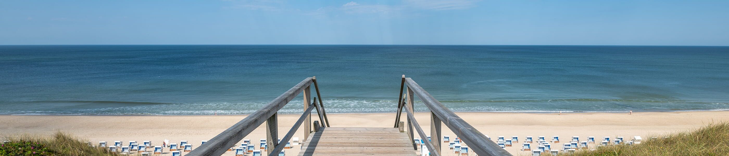 Holztreppe zum Strand auf Sylt mit Blick auf die Nordsee