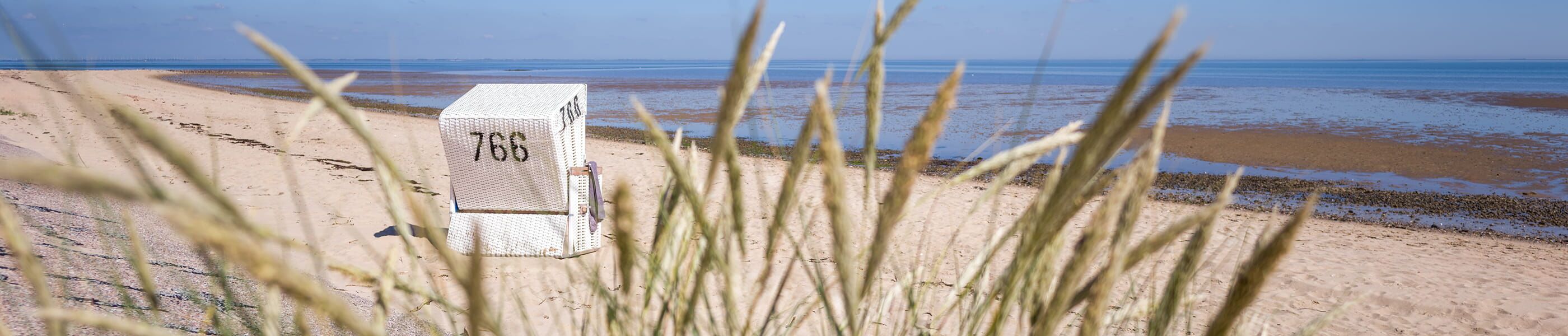 Strandkorb auf Sylt am Strand mit Blick auf das Wattenmeer
