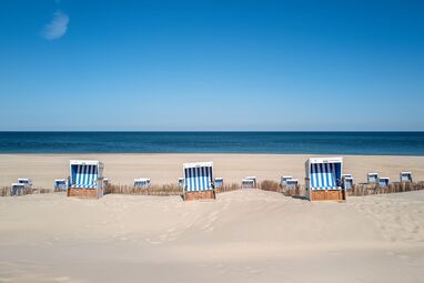 Strandkörbe am Strand von Sylt – Last-Minute- und Spezialangebote für Ferienwohnungen und Ferienhäuser